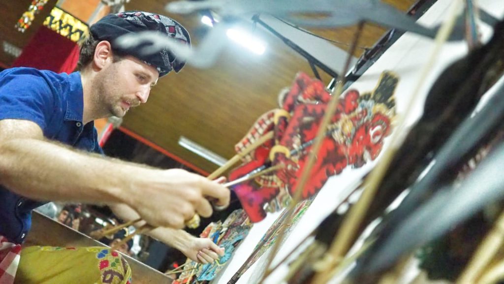 Sam Jay Gold warga Amerika Serikat yang jatuh hati pada seni wayang kulit Bali.
