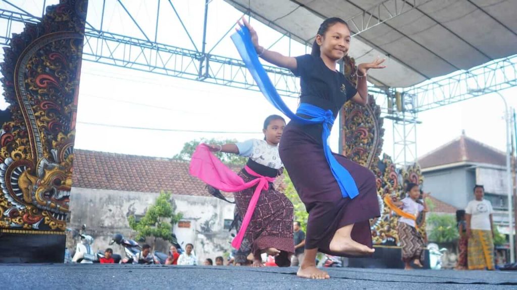 Anak-anak perempuan mengikuti gladi bersih di panggung lomba desa adat.