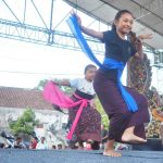 Anak-anak perempuan mengikuti gladi bersih di panggung lomba desa adat.