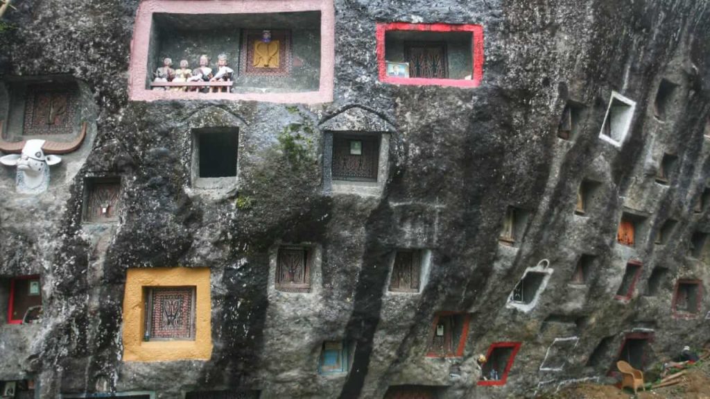 Tebing batu dengan lubang-lubang pahatan yang dijadikan rumah peristirahatan terakhir.