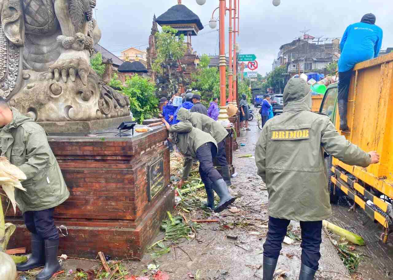 Tim gabungan Brimob, TNI, dan SAR mengevakuasi warga terdampak banjir di Pasar Kumbasari Denpasar.