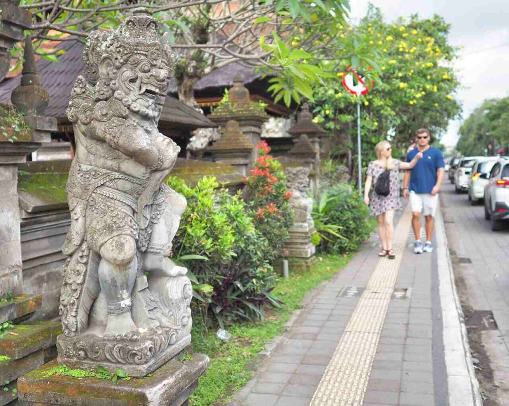 Trotoar Ubud sebagai jalur pejalan kaki dan daya tarik wisata Bali.
