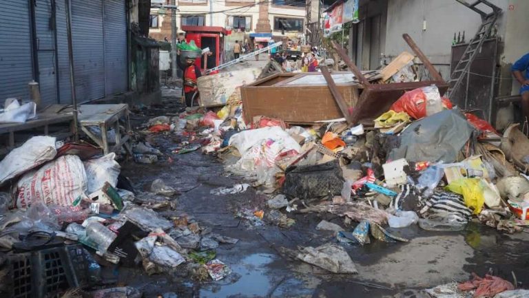 Tumpukan sampah pascabanjir berserakan di area pasar Bali.