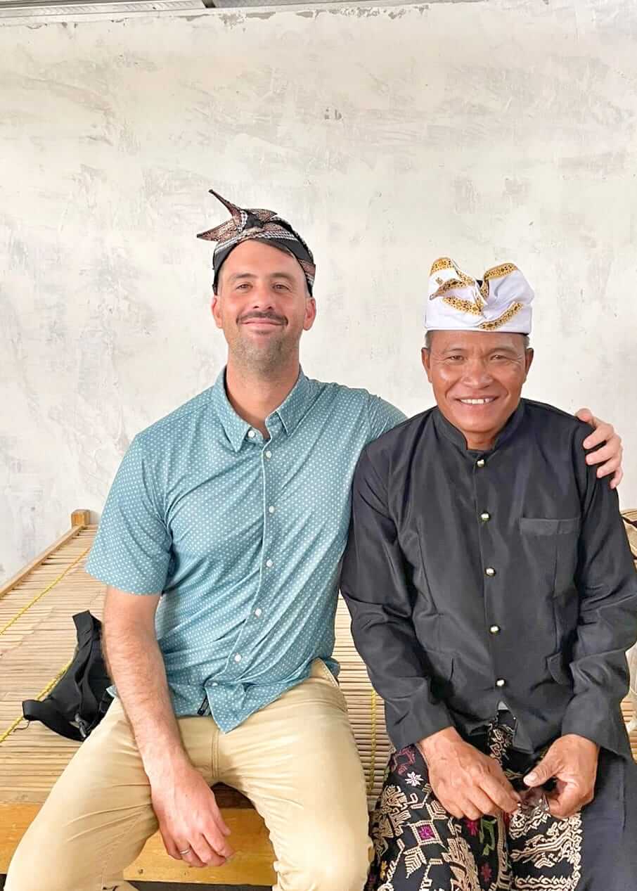 Austin dan temannya berpose mengenakan pakaian adat Sasak Sumbawa.