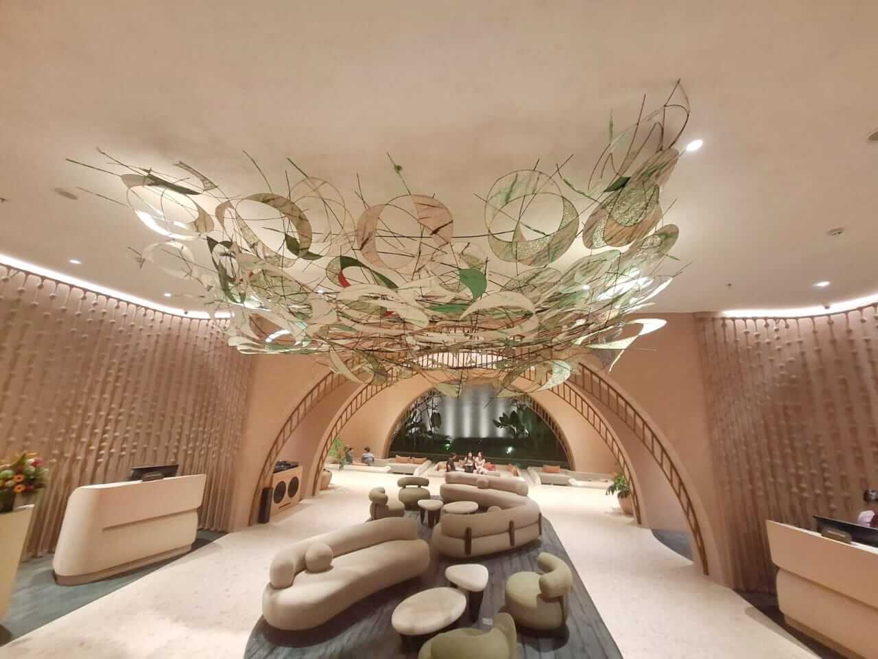 Karya layang-layang artistik berjudul Barunaya karya Kadek Dwi Armika yang dipajang di area Noema Resort, Pererenan, Bali.