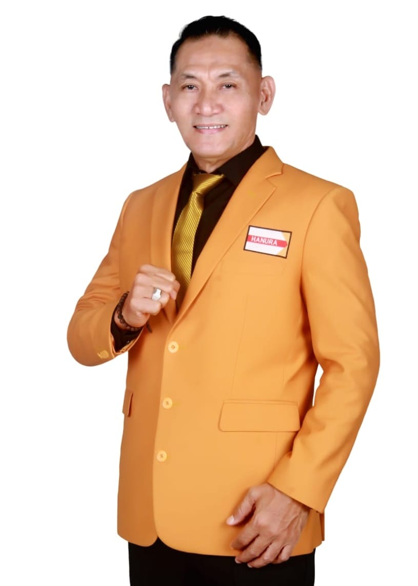 Brigjen Pol (Purn) Dr. Drs. Adeni Muhan Daeng Pabali, M.M. dalam sebuah kegiatan politik sebagai Koordinator Wilayah IX Partai Hanura.