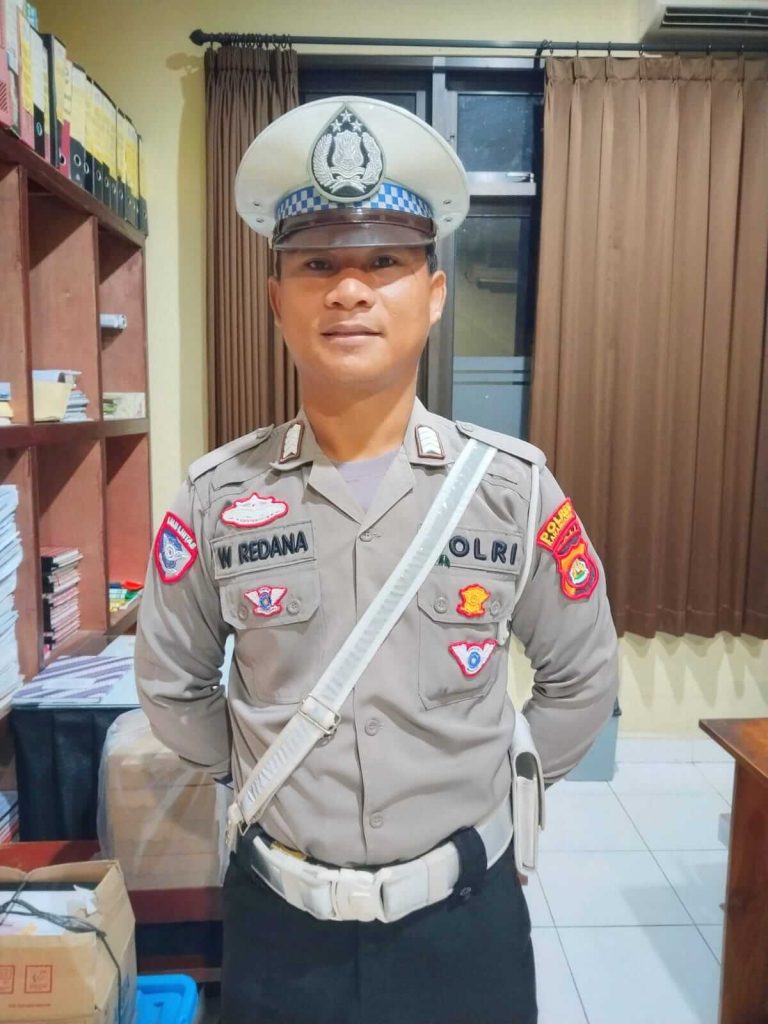 Bripka Wayan Redana menjalankan peran ganda sebagai penegak hukum dan sahabat masyarakat.