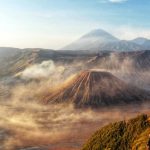 Pemandangan matahari terbit di Gunung Bromo dengan latar Gunung Batok dan Semeru.