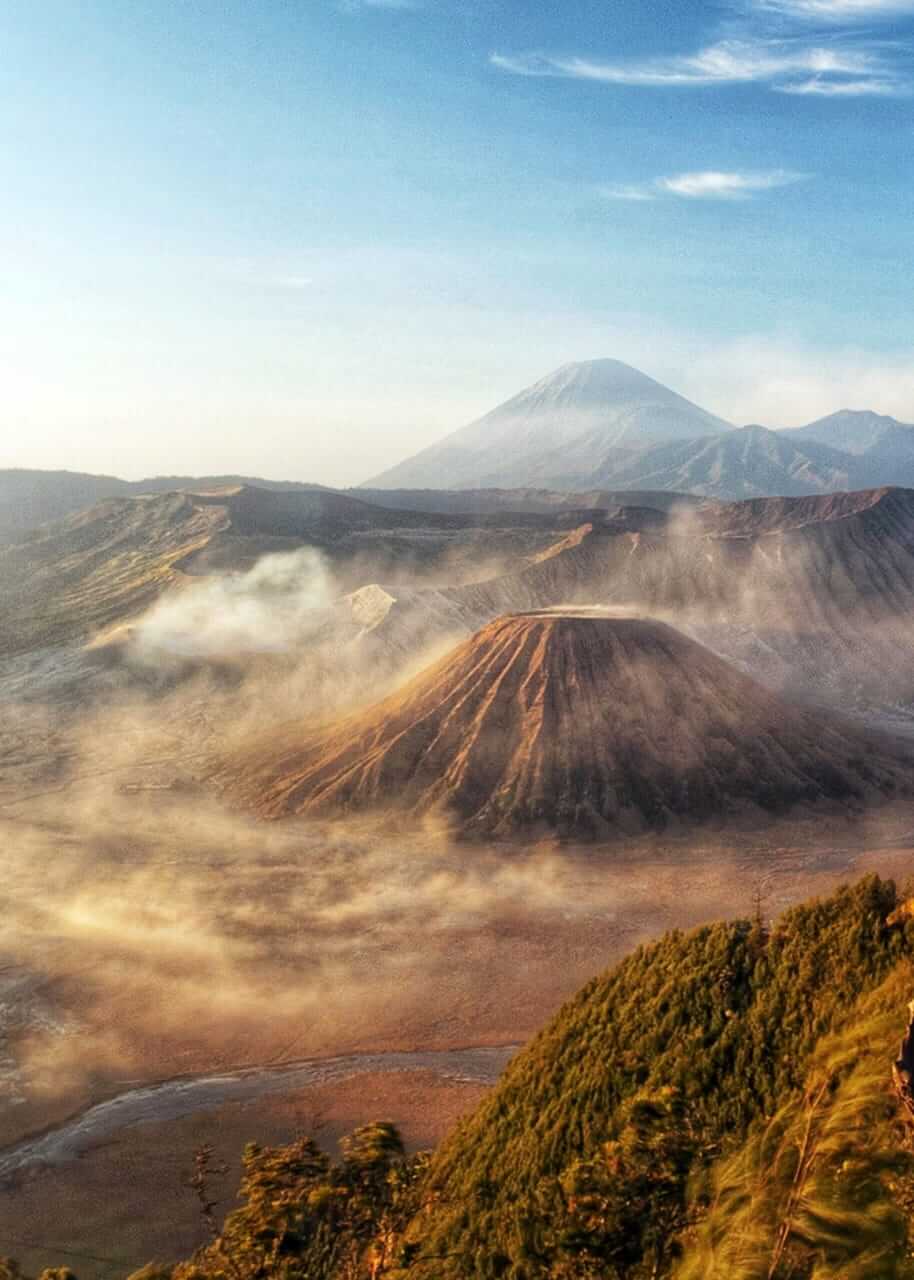Pemandangan matahari terbit di Gunung Bromo dengan latar Gunung Batok dan Semeru.