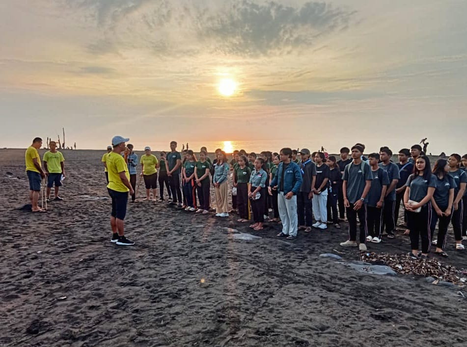 Komunitas BumiKita melakukan kegiatan rutin membersihkan lingkungan di salah satu kawasan Bali.