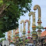 Deretan penjor menghiasi jalan utama Desa Kapal menjelang perayaan Aci Tabuh Rah.