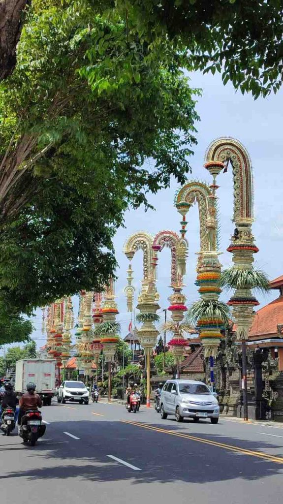 Deretan penjor menghiasi jalan utama Desa Kapal menjelang perayaan Aci Tabuh Rah.