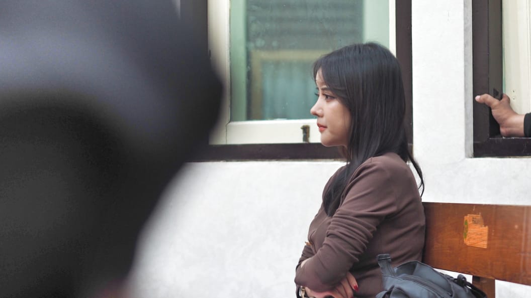 Seorang laki-laki menatap ke depan dengan sorot mata penuh harapan, meski tampak menyimpan kisah masa lalu yang berat.