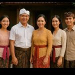 Seorang ayah duduk bersama tiga anaknya di ruang keluarga dengan suasana hangat dan penuh keakraban.