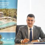 Stanislav Sadovnikov bekerja di ruang kerjanya, mengatur proyek dan menuangkan ide-idenya.