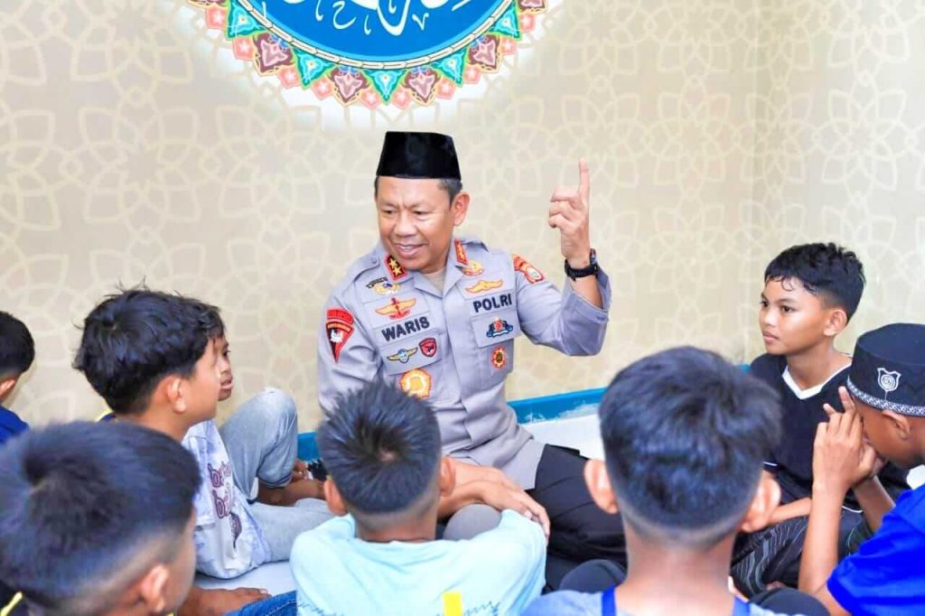 Kapolda Maluku Utara Irjen Pol Drs. Waris Agono, M.Si. berbicara dengan anak-anak dalam kegiatan edukasi tentang tugas kepolisian.