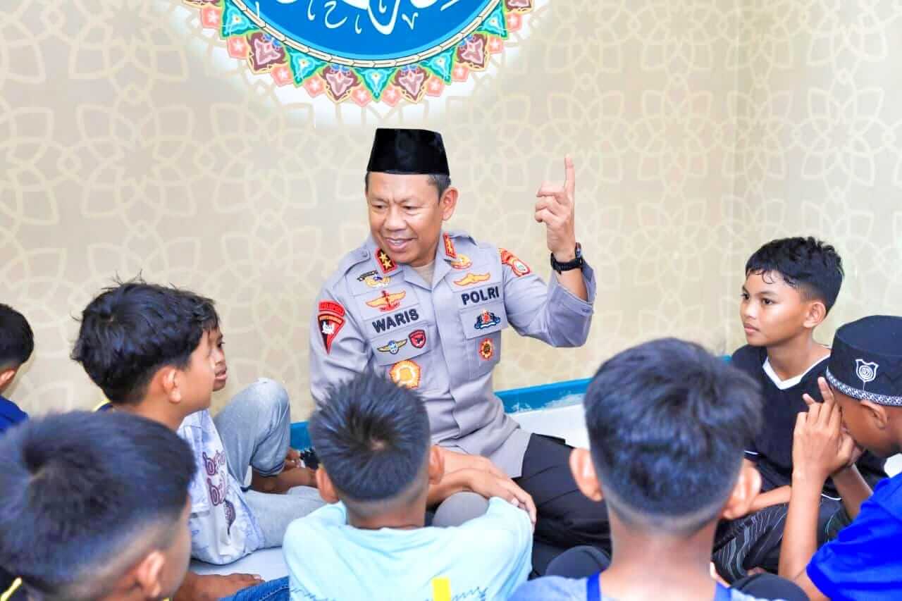 Kapolda Maluku Utara Irjen Pol Drs. Waris Agono, M.Si. berbicara dengan anak-anak dalam kegiatan edukasi tentang tugas kepolisian.