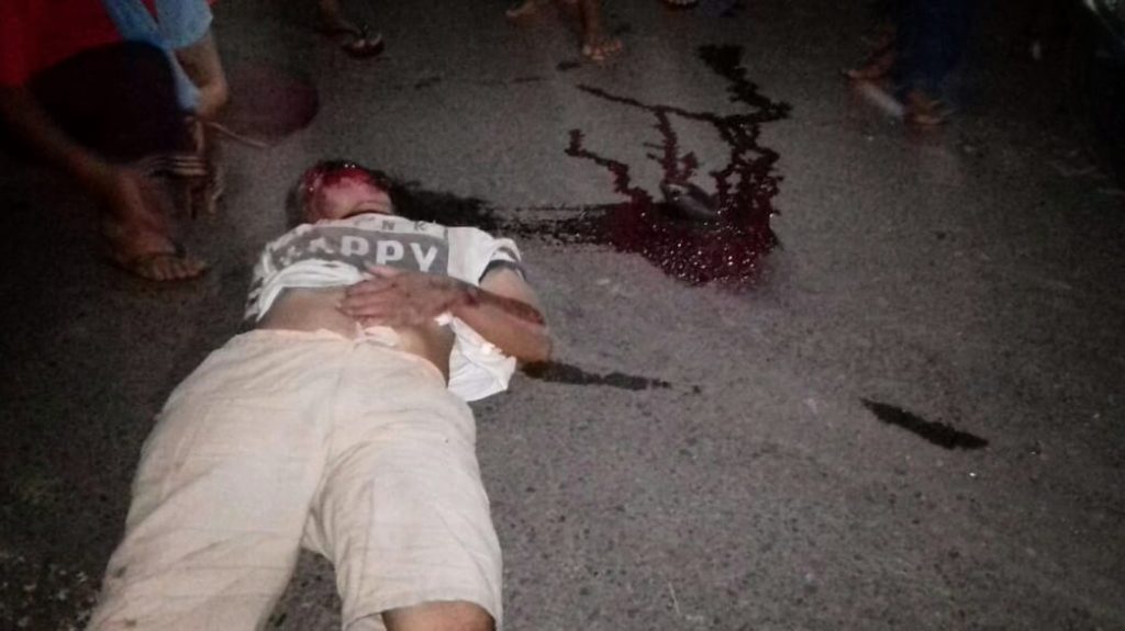 Siluet seseorang menatap langit senja, merefleksikan kefanaan hidup dan makna kebaikan.