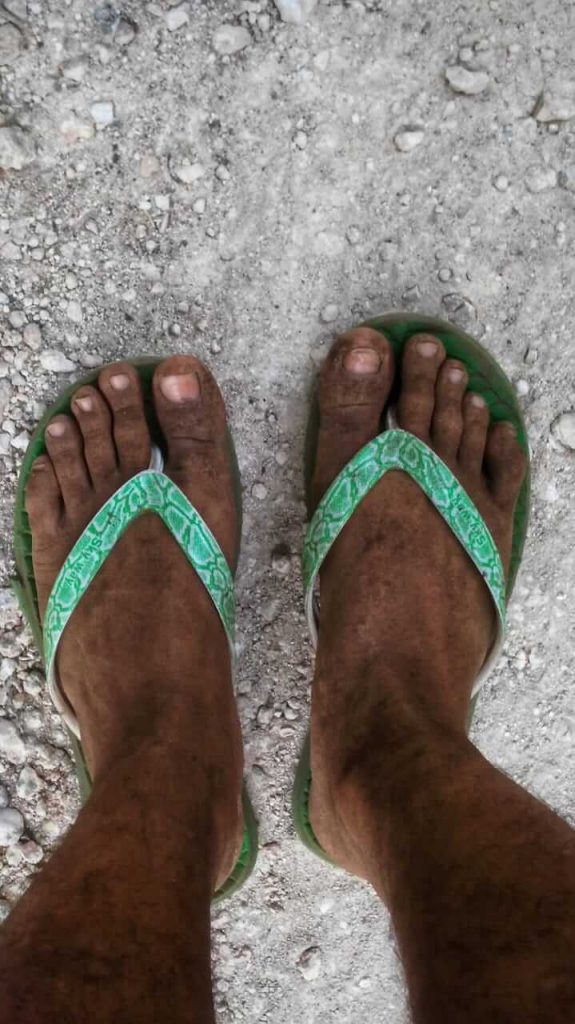 Langkah kaki di jalan berdebu.