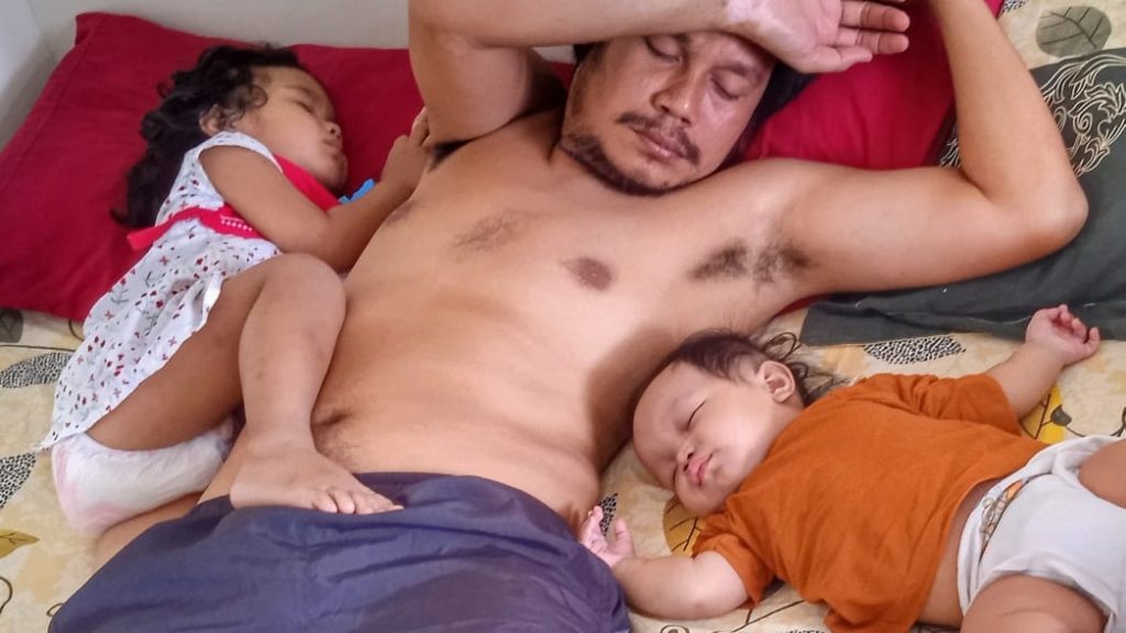 Ilustrasi tentang kasih sayang dan kehangatan seorang ibu yang melambangkan keibuan sejati.