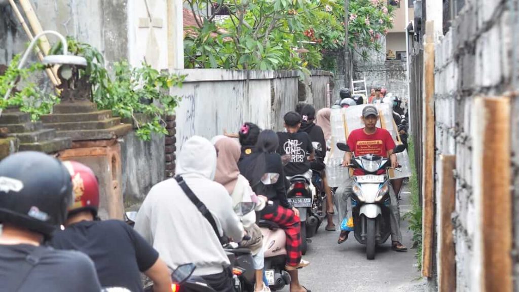 Kendaraan bermotor melintas padat di gang sempit kawasan Perumahan Monang-Maning, Denpasar.