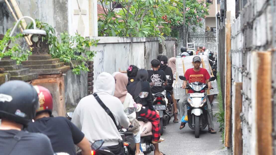 Kendaraan bermotor melintas padat di gang sempit kawasan Perumahan Monang-Maning, Denpasar.