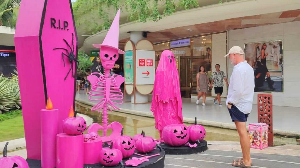 Dekorasi bernuansa Halloween di Beachwalk Kuta, Bali.