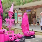 Dekorasi bernuansa Halloween di Beachwalk Kuta, Bali.
