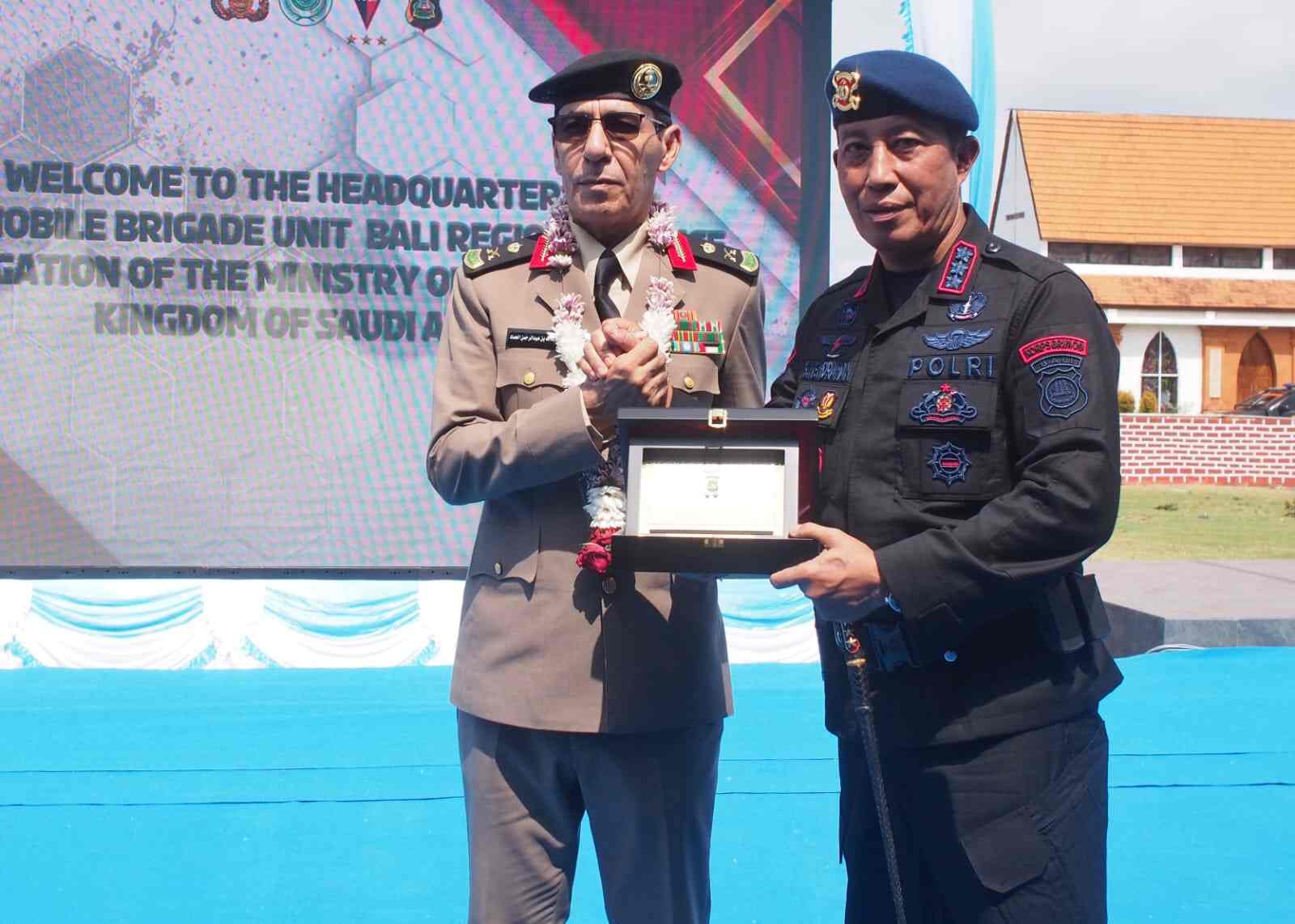 Kombes Pol Rachmat Hendrawan menyambut delegasi Kerajaan Arab Saudi di Mako Polda Bali.