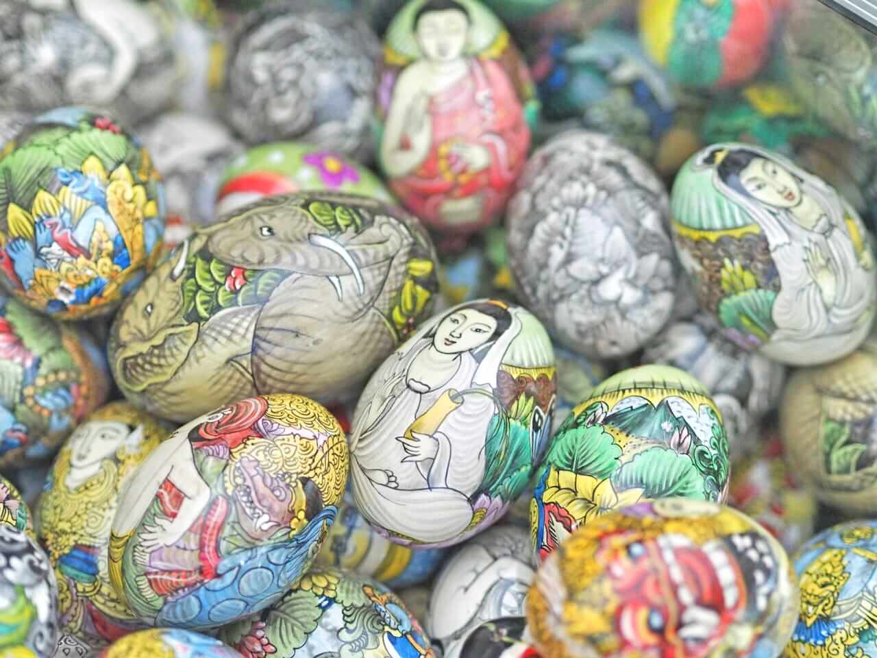 Lukisan telur di Galeri Wayan Sadra, Gianyar.