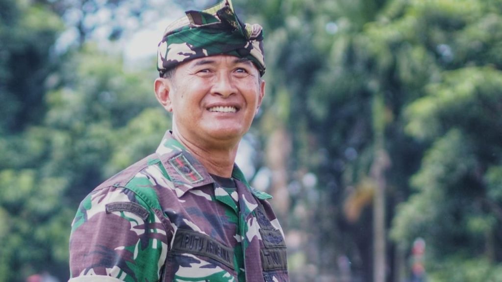 Mayor Arm I Putu Arimbawa mengenakan seragam TNI AD saat menjalankan tugas barunya sebagai Danramil Kuta Selatan.