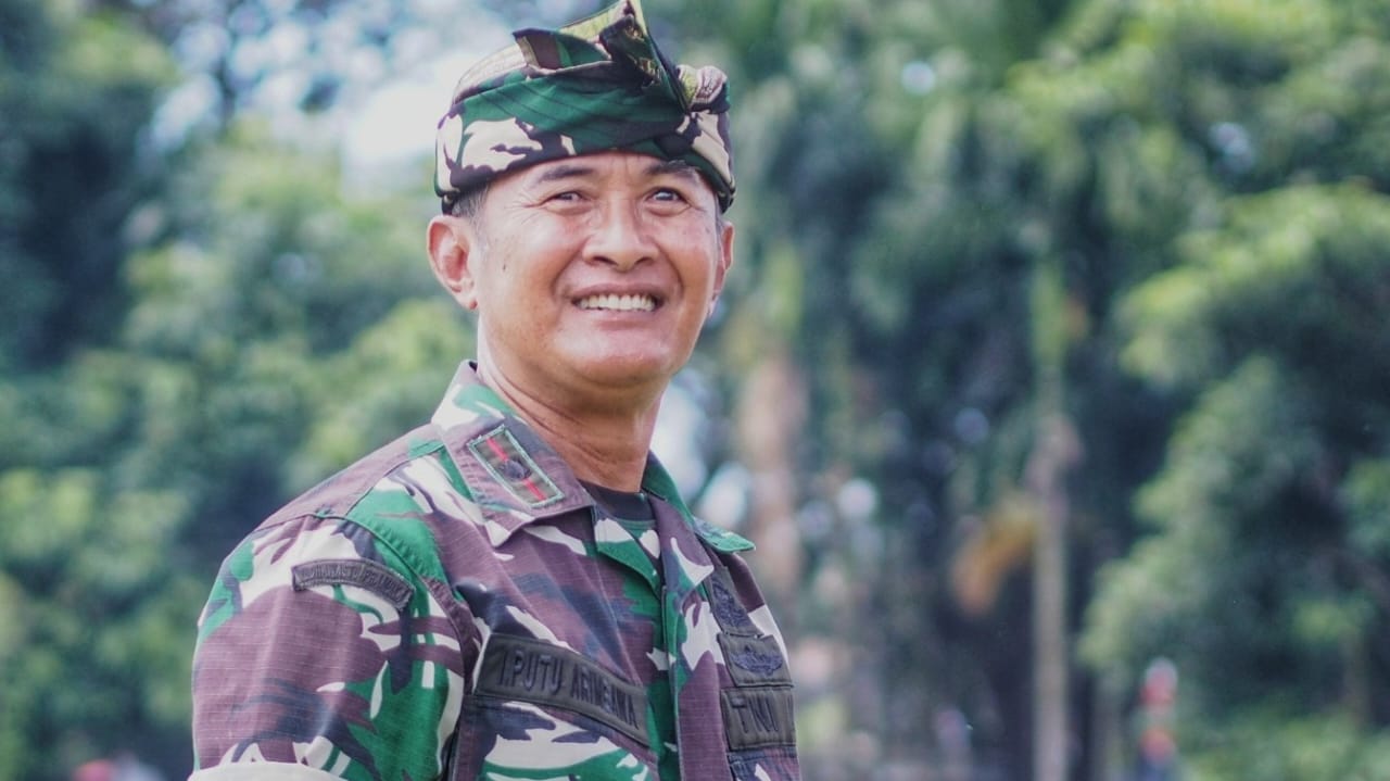 Mayor Arm I Putu Arimbawa mengenakan seragam TNI AD saat menjalankan tugas barunya sebagai Danramil Kuta Selatan.