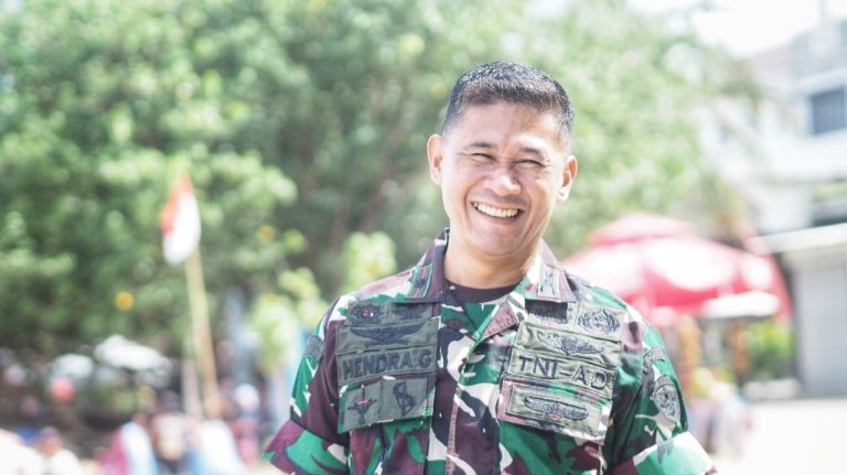 Mayor Infanteri Hendra, Danramil 1611-03/Kuta, berdinas di wilayah dengan keragaman sosial dan budaya tinggi.