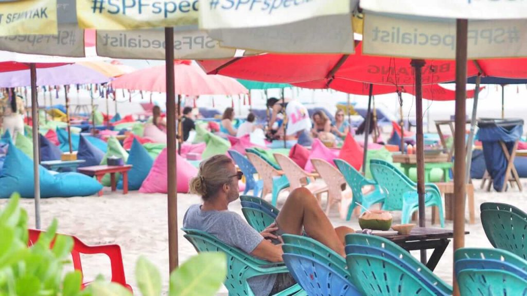 Pengunjung menikmati suasana senja di Pantai Seminyak, Bali.