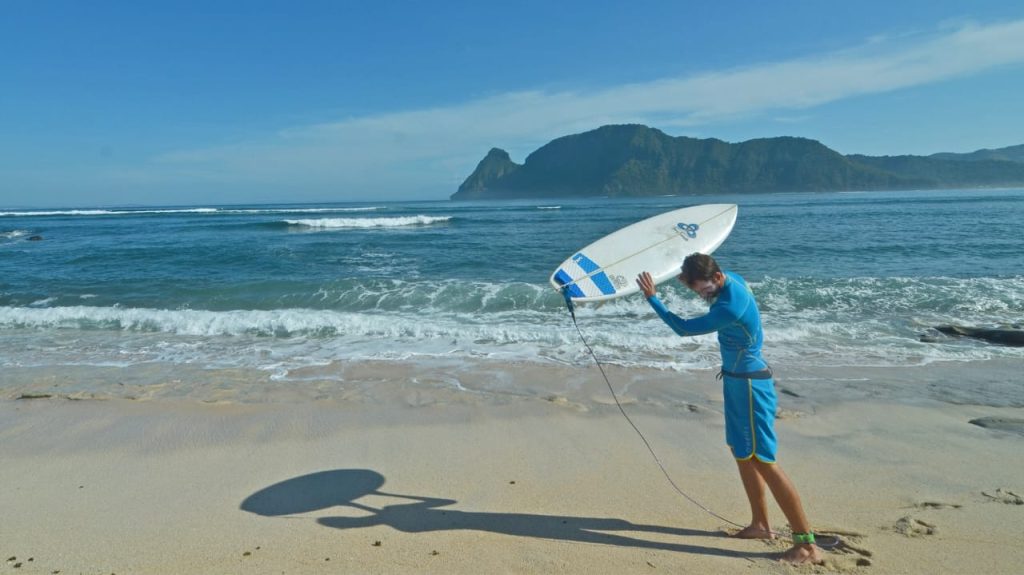 Austin memandang ombak laut dengan penuh makna, seolah sedang menyatu dengan alam.