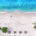 Pantai berpasir putih dengan laut hijau toska yang jernih di Sumba.