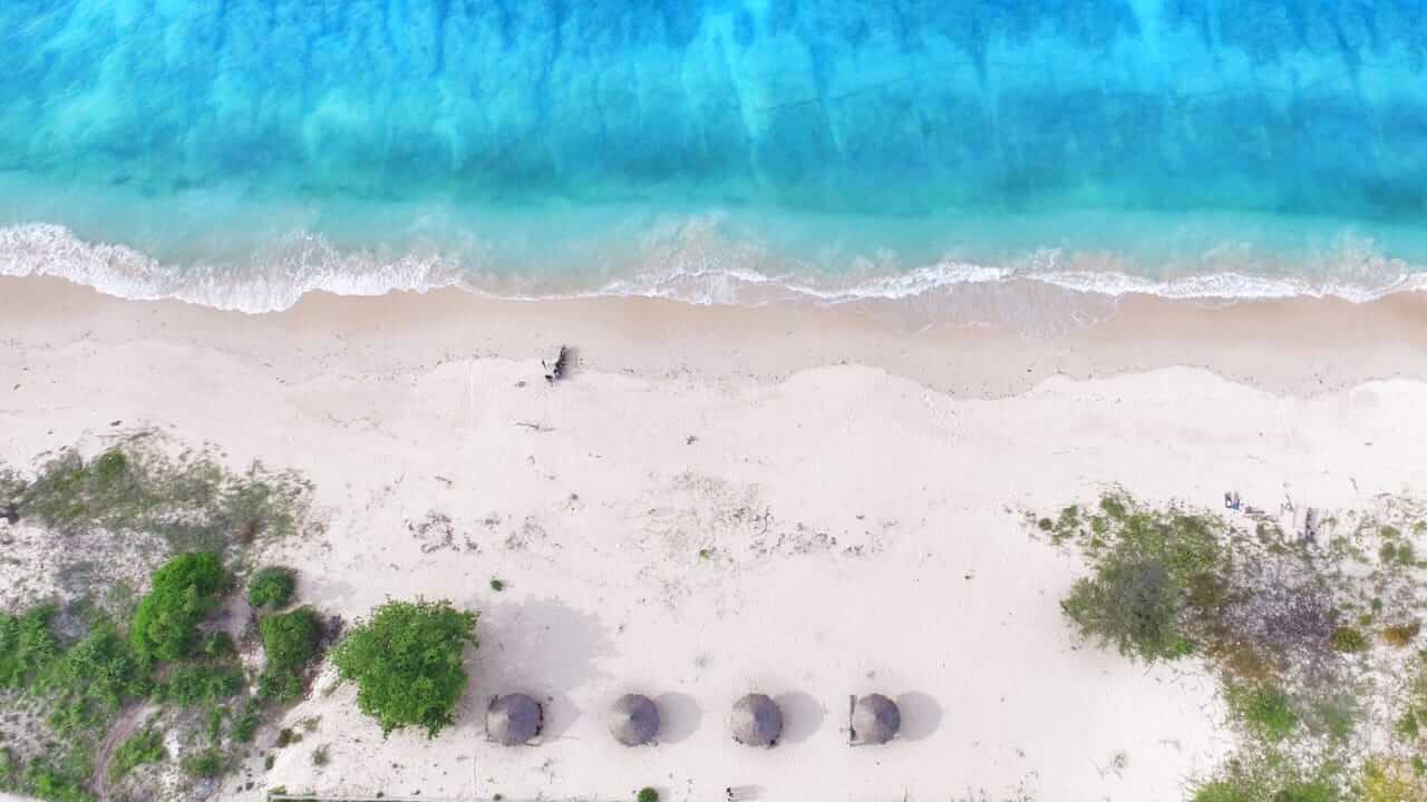 Pantai berpasir putih dengan laut hijau toska yang jernih di Sumba.