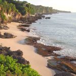 Pemandangan alami Pantai Tegal Wangi di Jimbaran saat pandemi, tampak tenang tanpa keramaian wisatawan.