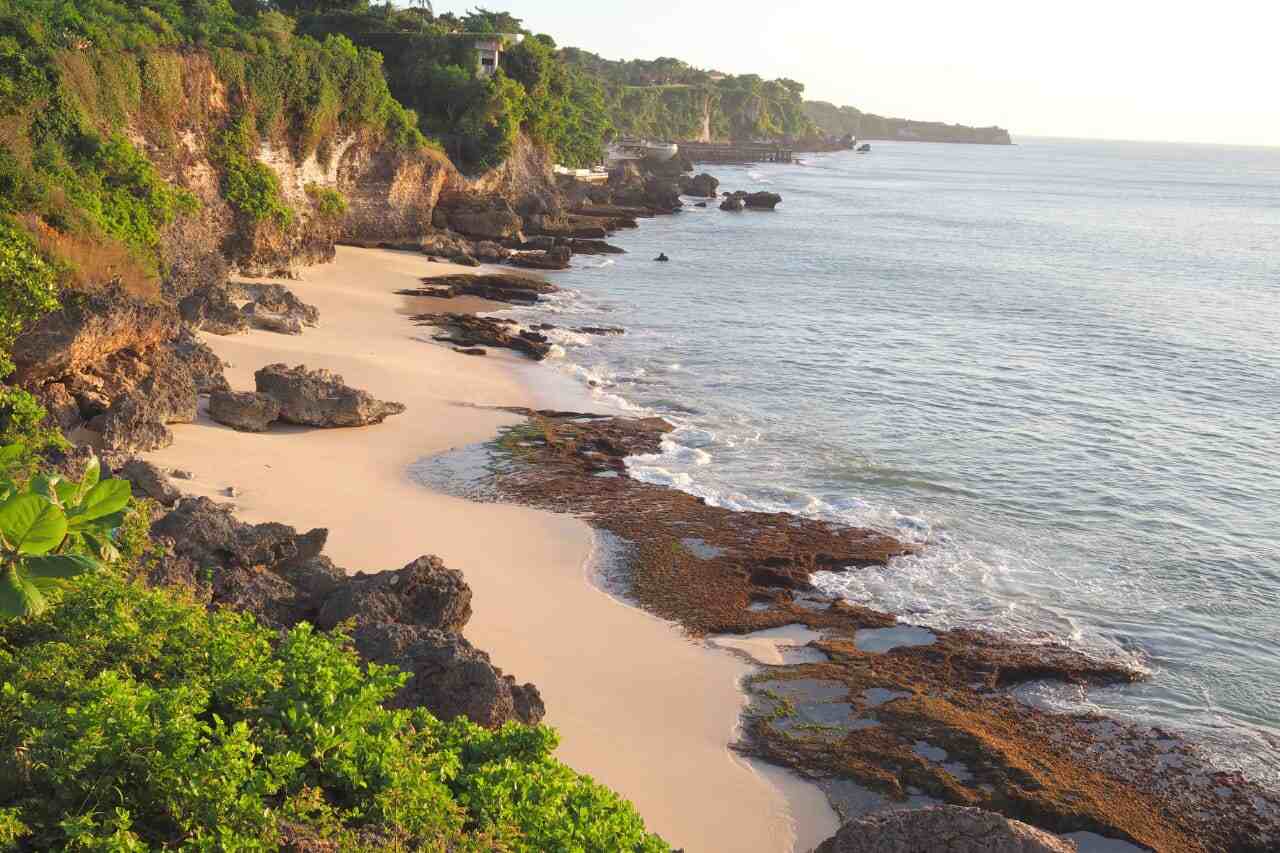 Pemandangan alami Pantai Tegal Wangi di Jimbaran saat pandemi, tampak tenang tanpa keramaian wisatawan.