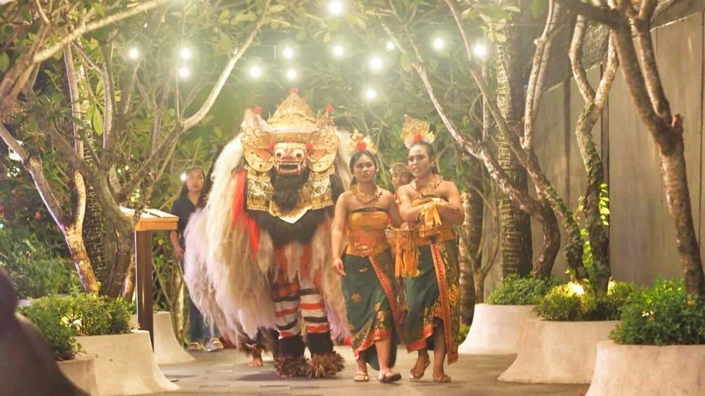 Pementasan tari Barong di Bali yang menampilkan kisah simbolik antara kebaikan dan kejahatan dengan kostum tradisional khas.