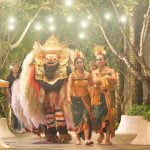 Pementasan tari Barong di Bali yang menampilkan kisah simbolik antara kebaikan dan kejahatan dengan kostum tradisional khas.