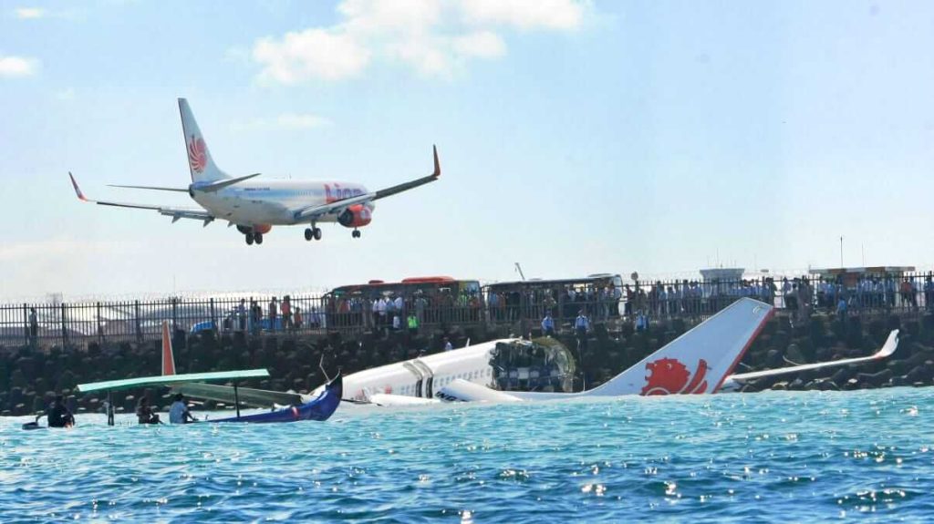Bangkai pesawat Lion Air tergelincir di perairan dekat landasan Bandara I Gusti Ngurah Rai, Bali, tahun 2013.