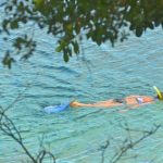 Pemandangan bawah laut Pulau Weh yang memukau dengan terumbu karang dan ikan berwarna-warni.