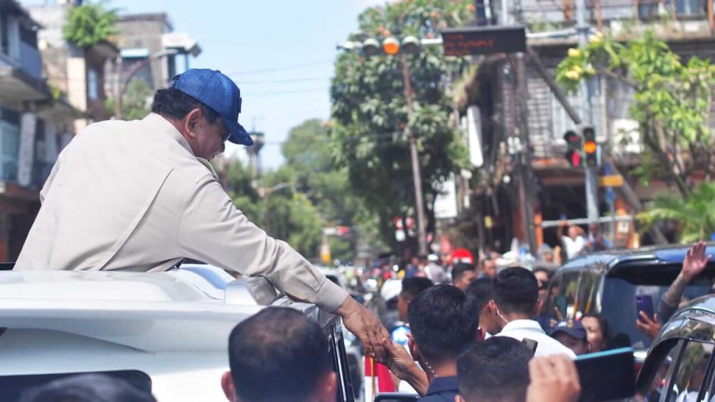 Presiden Prabowo berjabat tangan dengan warga di Pasar Badung, Bali, saat kunjungan pascabanjir.
