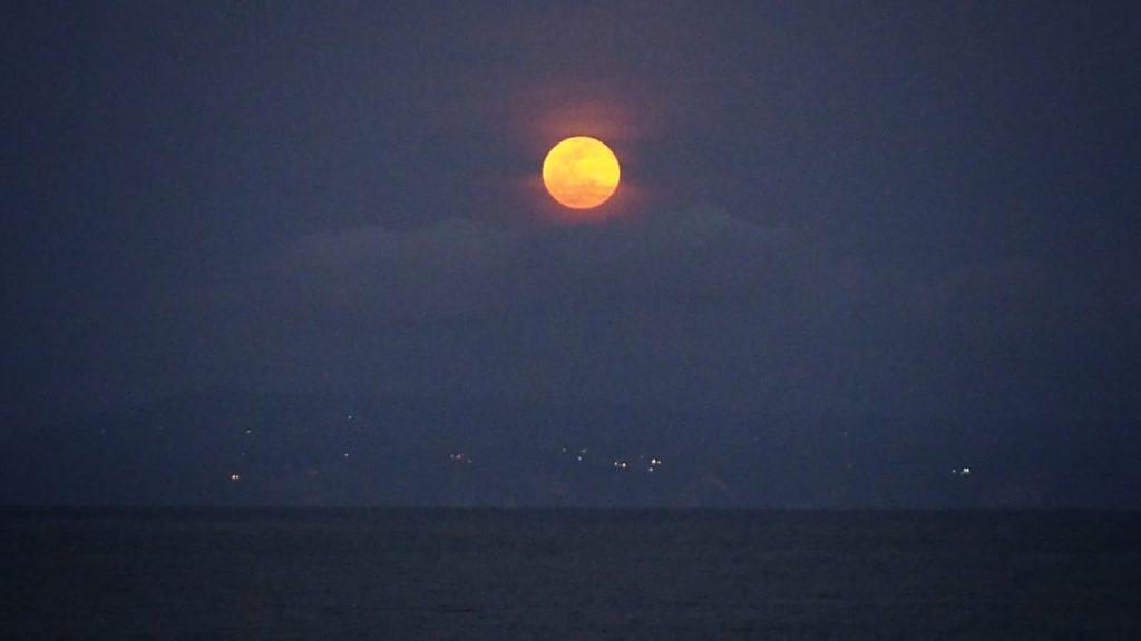 Pemandangan Harvest Moon yang indah di kawasan ITDC Nusa Dua, Bali.