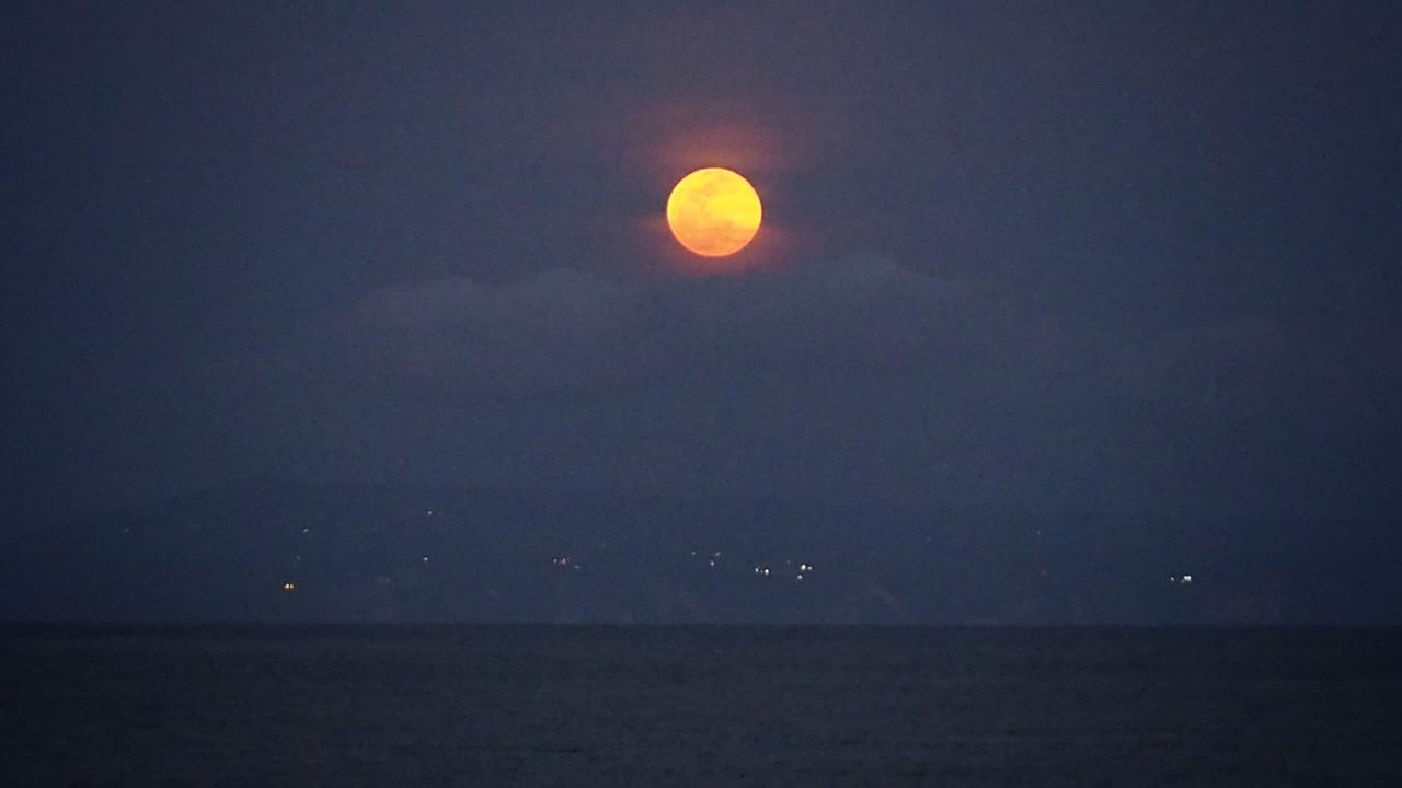 Pemandangan Harvest Moon yang indah di kawasan ITDC Nusa Dua, Bali.