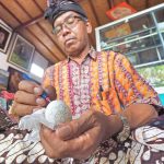 I Wayan Sadra, seniman asal Gianyar yang dikenal melalui karya seni lukis kulit telur.