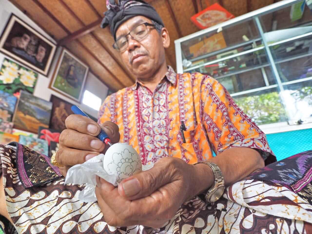 I Wayan Sadra, seniman asal Gianyar yang dikenal melalui karya seni lukis kulit telur.