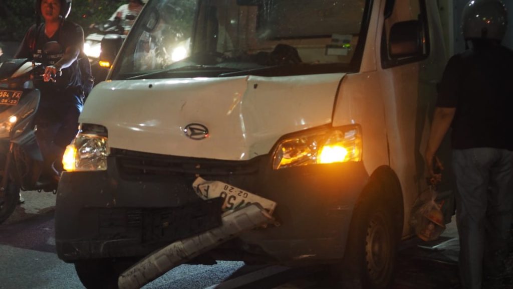 Mobil rusak parah setelah tabrakan dengan sepeda motor di Bypass Ngurah Rai, Jimbaran.