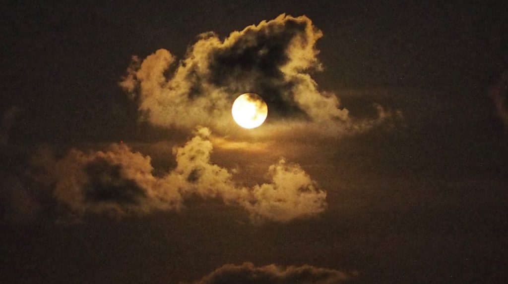 Bulan purnama bersinar terang di langit malam setelah melewati fase sabit.
